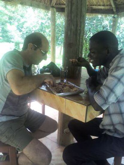 David Verges junto a un amigo guineano.