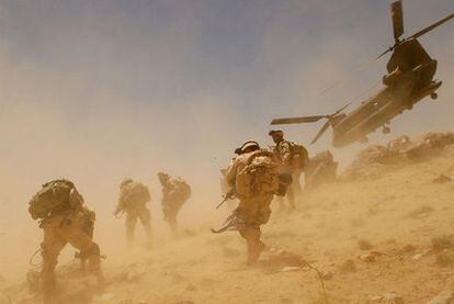 Un helicóptero CH-47 Chinook estadounidense despega tras descargar un batallón de soldados en Bagh, en la provincia de Zabul, en junio de 2005.