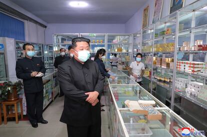 El líder norcoreano, Kim Jong-un, visita una farmacia en medio del brote de coronavirus en la capital, Pyongyang.