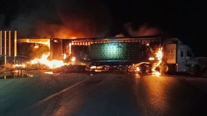Un camión incendiado bloquea una carretera en Zacatecas tras el intento de fuga del Cefereso de Cieneguillas, el 4 de diciembre de 2022.