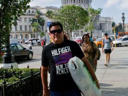 Un hombre, con camiseta alusiva a EE UU, en La Habana.