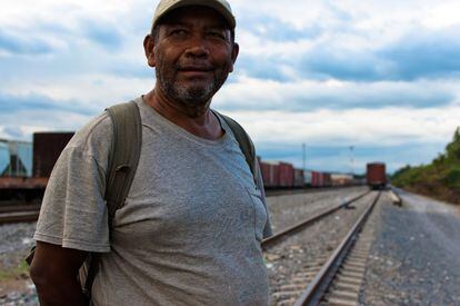 Esperando en las vías del tren en Tierra Blanca, Veracruz.