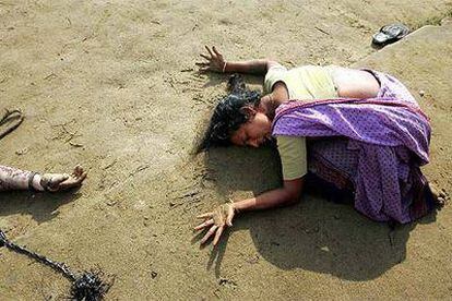 Una mujer llora a un familiar muerto al sur de India a consecuencia del <i>tsunami</i>. La imagen fue premiada por el World Press Photo.