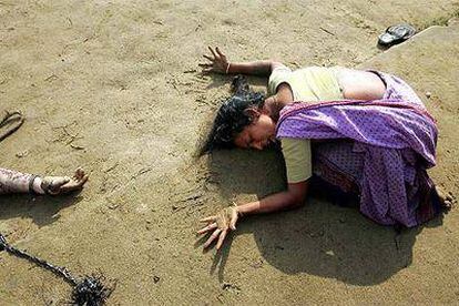 Una mujer llora a un familiar muerto al sur de India a consecuencia del <i>tsunami</i>. La imagen fue premiada por el World Press Photo.