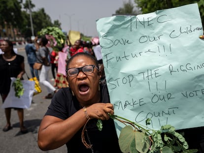 Manifestación para reclamar la anulación del proceso electoral, así como la destitución del presidente de la comisión electoral en el centro de Abuya, Nigeria, este martes.