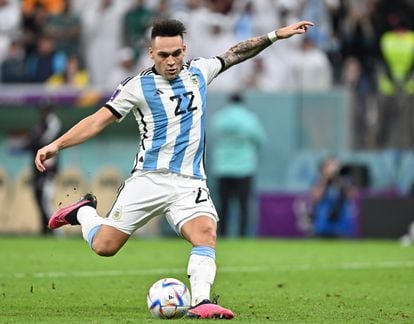 Lautaro Martinez dispara en el penalti decisivo. 