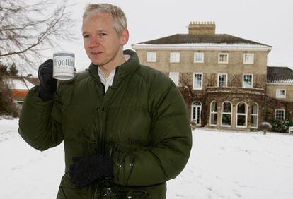 Julian Assange, fundador de wikileaks, comparece ante la prensa en la casa de Suffolk.