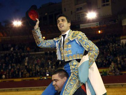 El diestro Javier Casta&ntilde;o sale a hombros tras la corrida de la Feria de la Magdalena de Castell&oacute;n.