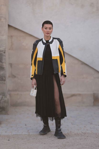 La estética “Motomami” que ha encumbrado Rosalía sigue muy vigente y las chaquetas de motera, se combinan con faldas ultrafemeninas y bolsitos de mano.