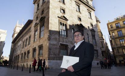 Enrique Soriano Tapia, ante la sede del Palau de la Generalitat de Valencia.