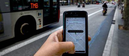 Un usuario consultado la aplicación de Uber en Barcelona.