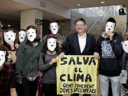 El presidente valenciano, Puig, con activistas de Greenpeace.