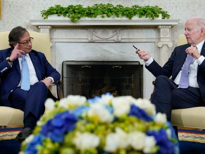 El presidente de Colombia, Gustavo Petro, conversa con el presidente de Estados Unidos, Joe Biden.