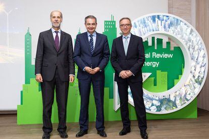 José Domínguez Abascal, secretario de Estado de Energía; José Luis Rodríguez Zapatero y Luis Aires, presidente de BP España.