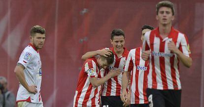 Muniain y Ander Herrera celebran el segundo gol del Athletic ante Alberto Moreno. 