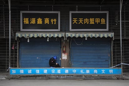 Puertas cerradas del mercado de Wuhan, China. Así empezó todo.