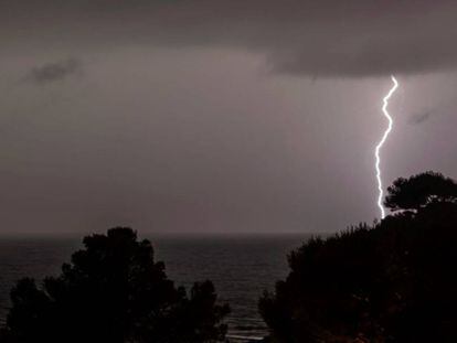 Un rayo cae en Mallorca durante la madrugada del pasado jueves.