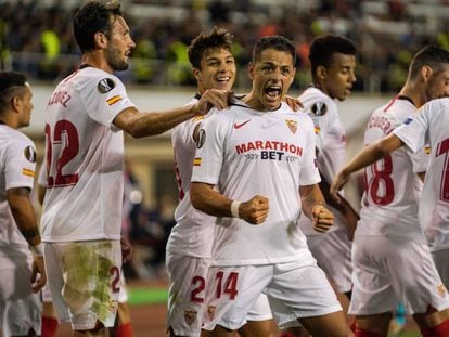 Chicharito celebra su primer gol con el Sevilla.