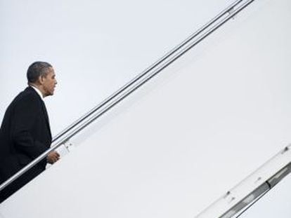 El presidente Obama sube a bordo del Air Force One.