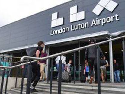 Acceso a la terminal del aeropuero londinense de Luton.