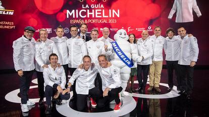 Foto de familia de los cocineros galardonados con tres estrellas Michelin, tras la gala.