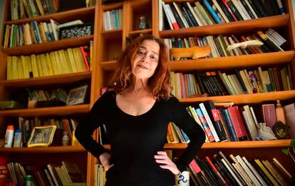 La poeta Eva Vaz, fotografiada en su casa en Huelva esta semana.