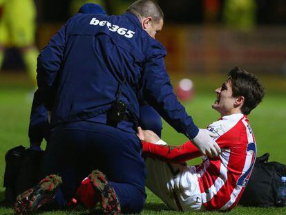 Bojan se duele durante el partido ante Rochdale.