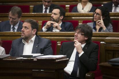 Oriol Junqueras y Carles Puigdemont en el Parlament.