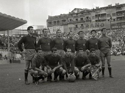 Selección española B en un partido disputado en San Sebastián. De pie y de izquierda a derecha: Araquistain, Rodri, Mestre, Ruiz Sosa, Del Sol, Sastre y Pesudo. Agachados: Torres, Peiró, Pepillo, Ribelles y Collar.