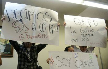 Jóvenes muestran carteles por el 'sí' al plebiscito de paz, en Antioquia.