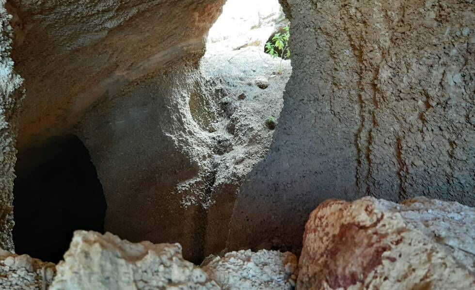 La cueva en la que fueron halladas las víctimas.