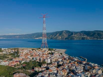 El proyecto de puente sobre el estrecho de Messina, que debía unir Calabria y Sicilia, sigue siendo una idea fantasma 30 años después de lanzarse.