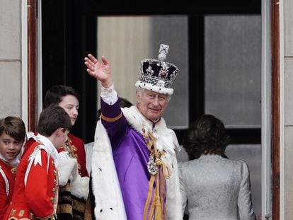 Carlos III saluda este sábado al público desde el balcón del palacio de Buckingham.