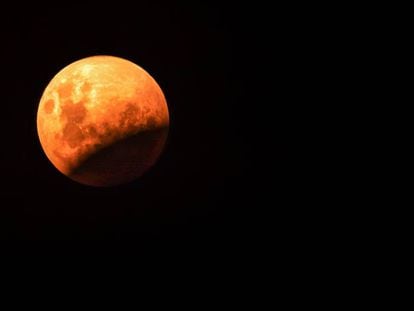 El eclipse lunar total con superluna de sangre se podrá ver la madrugada del 21 de enero. / Vídeo: REUTERS
