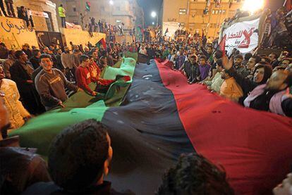 Centenares de rebeldes libios han celebrado por las calles de Gadafi la resolución adoptada por Naciones Unidas que establece la imposición de una zona de exclusión aérea.