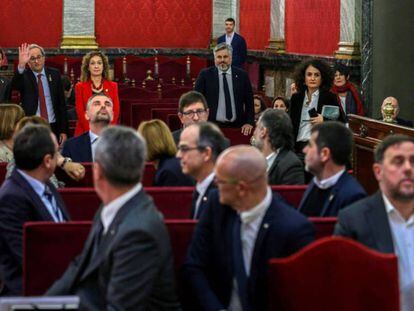 El presidente de la Generalitat, Quim Torra, saluda a los acusados del 'procés', en el Tribunal Supremo