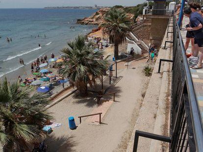 Balaustrada del paseo marítimo de la playa de Punta Prima, en Orihuela.