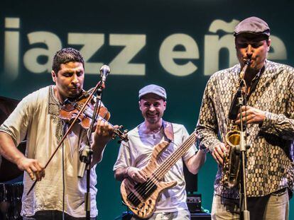 Larbi Sassi, viol&iacute;n; y Pablo Hern&aacute;ndez, saxo, componen Sinouj.