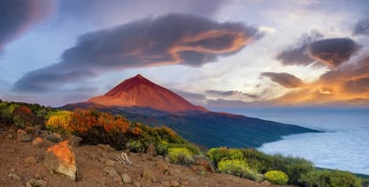 El majestuoso volcán Teide (Tenerife), con 3.718 metros de altitud, es el pico más alto de España. Erupcionó por última vez en 1909.