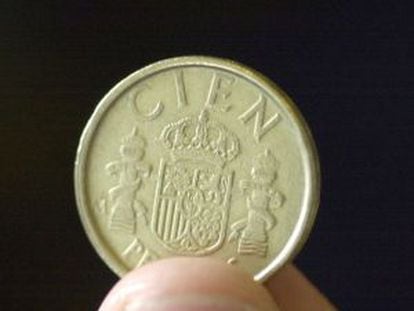 Una moneda de 100 pesetas.