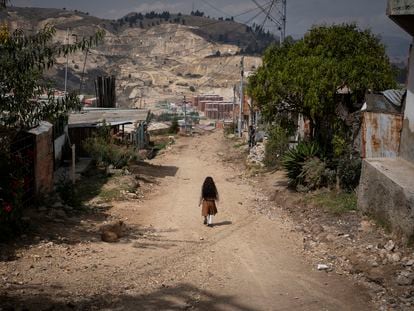 Una niña camina por las calles de Ciudad Bolívar, en Soacha, al sur de Bogotá, en septiembre de 2023.