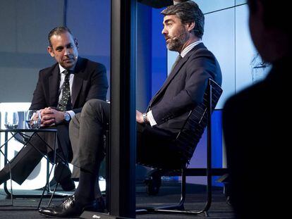 Manuel Mirat, consejero delegado de PRISA, y Luis Enríquez, de espaldas, consejero delegado de Vocento.