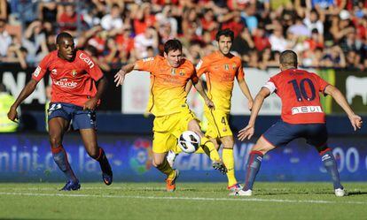 Messi controla el balón ante Puñal y Loé