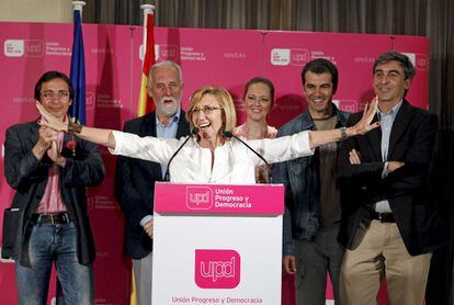 La presidenta d'Unió, Progrés i Democràcia, Rosa Díez, mostra la seva alegria durant la seva compareixença després de saber els resultats del seu partit en les eleccions municipals i autonòmiques el 22 de maig del 2011.