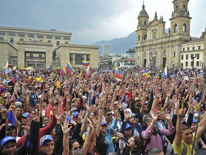 Miles de venezolanos exiliados en Colombia se manifiestan este sábado en la plaza Bolívar de Bogotá en apoyo a Guaidó.