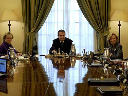 El presidente Zapatero (centro) y las vicepresidentas Fernández de la Vega (izquierda) y Salgado (derecha), en el primer Consejo de Ministros tras la remodelación del Gobierno.