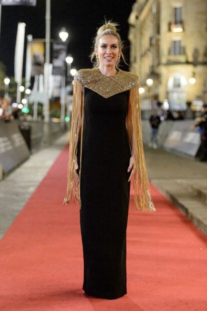Kira Miró, muy elegante con un sencillo vestido negro.