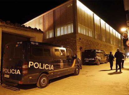 Exterior del Ayuntamiento de La Muela (Zaragoza) durante el registro