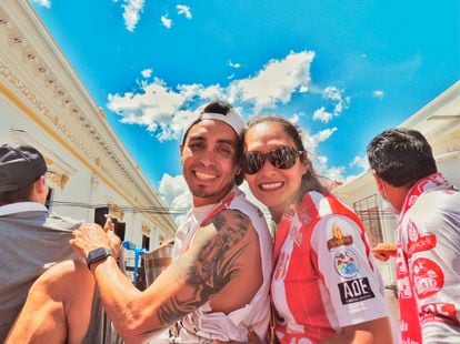 Jenny Montaño with Venezuelan midfielder Mijail Aviles in a photo after the championship.