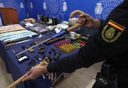 Un bastón-puñal incautado a la organización criminal que regentaba el mayor punto de venta de droga en la Cañada Real Galiana de Madrid.